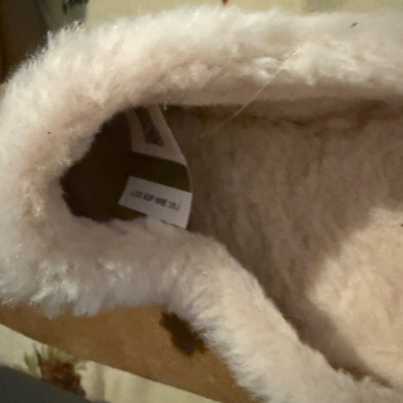 UGG Tan Suede shoes  with Soft White sheepskin Interior NWOT. SEE NEW PHOTOS - Picture 4 of 13